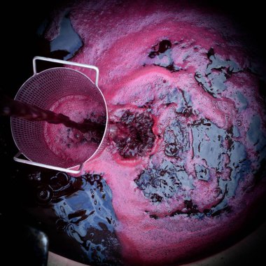 Bordeaux Vineyard fıçısında fermantasyon sırasında şarap karıştırma