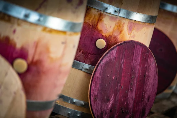波尔多葡萄园酒桶发酵过程中的混合 — 图库照片