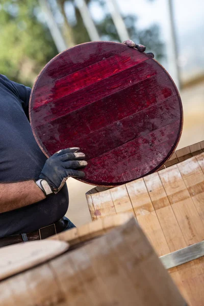 Смесение вина во время процесса брожения в бочке, Бордо Виноградник — стоковое фото