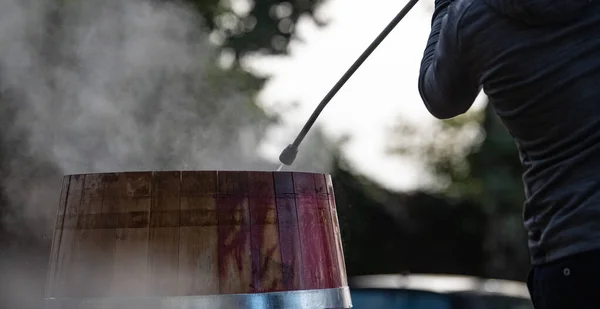 Limpeza de alta pressão após mistura de vinho e processo de fermentação em barril, Bordeaux Vineyard — Fotografia de Stock