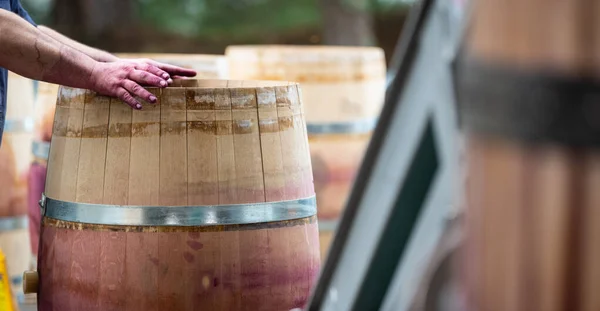 Виробництво винних бочок, виноградник Бордо. — стокове фото