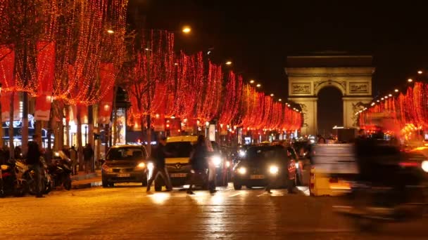 パリ,フランス- 2019年12月11日:パリの美しい夜,シャンゼリゼはクリスマスのために飾られ、凱旋門の近くの交通 — ストック動画