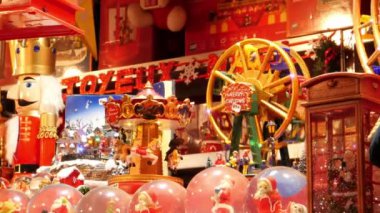 Noel Baba 'nın Paris' te Noel pazarında sattığı küçük kar küreleri.