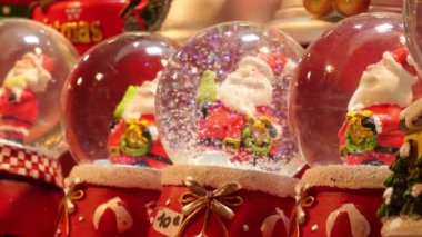 Noel Baba 'nın Paris' te Noel pazarında sattığı küçük kar küreleri.