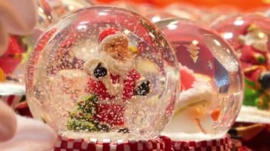 Noel Baba 'nın Paris' te Noel pazarında sattığı küçük kar küreleri.