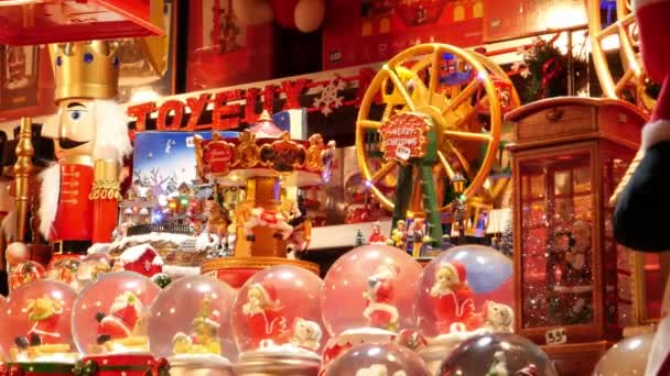 Nyers kis hógömbök Mikulás értékesített karácsonyi piacon, Párizs — Stock videók