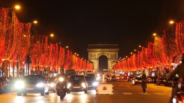 París, Francia - 11 de diciembre de 2019: Hermosa noche en París, Campos Elíseos decorados para Navidad, tráfico cerca del Arco del Triunfo — Vídeos de Stock