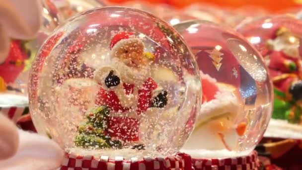 Rauw van kleine sneeuwbollen Santa Claus verkocht in kerstmarkt, Parijs — Stockvideo