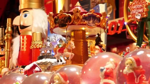 Ακατέργαστες μικρές χιονόμπαλες Santa Claus που πωλούνται στην Χριστουγεννιάτικη αγορά, Παρίσι — Αρχείο Βίντεο