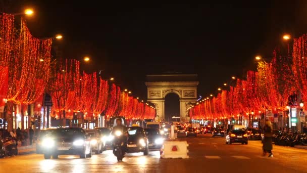 パリ,フランス- 2019年12月11日:パリの美しい夜,シャンゼリゼはクリスマスのために飾られ、凱旋門の近くの交通 — ストック動画