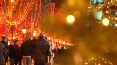 Paris, Fransa - 11 Aralık 2019: Paris 'teki Champs Elysees' deki Noel Pazarı 'nda Alışverişçiler