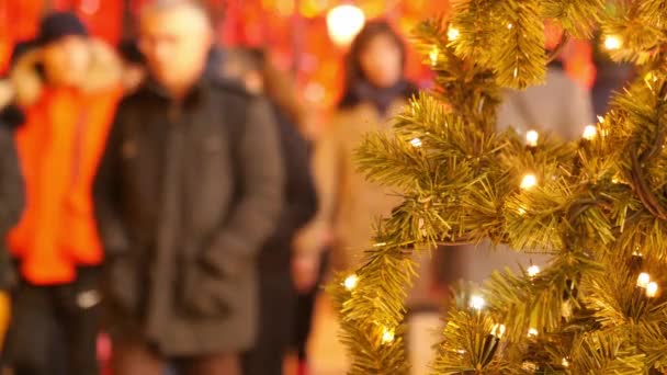 Paris, Frankreich - 11. Dezember 2019: Einkäufer auf dem Weihnachtsmarkt auf den Champs Elysees in Paris — Stockvideo