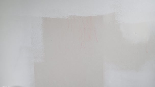 Роликове фарбування білої стіни, стеля з білою фарбою — стокове відео