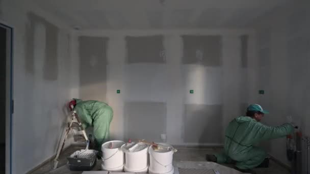 Zeitraffer zwei Maler malen Wand und Decke im neuen Haus