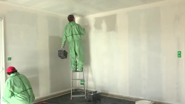 Zeitraffer zwei Maler malen Wand und Decke im neuen Haus — Stockvideo