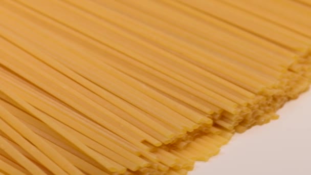 Спагетти вращаются на черном фоне — стоковое видео