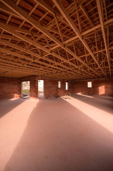 Edilizia residenziale casa incorniciatura vista sulla nuova casa in legno in costruzione — Foto Stock