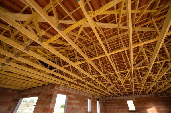 Κατασκευή κατοικιών σπίτι πλαισιώνοντας προβολή σε ξύλινα υπό κατασκευή νέο σπίτι — Φωτογραφία Αρχείου