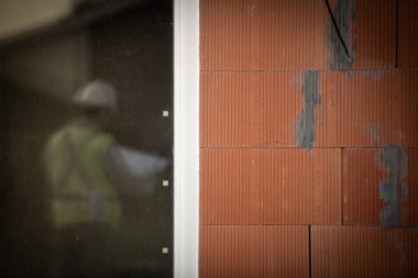 İnşaat alanında koruyucu miğferi olan profesyonel mühendis mimar.