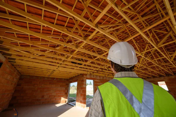 Ingegnere professionista architetto lavoratore con casco protettivo a casa cantiere sfondo — Foto Stock