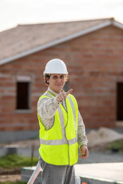 Професійний інженер-архітектор робітник з захисним шоломом на будівельному майданчику будинку — стокове фото