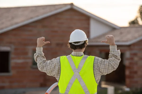 Ingeniero profesional arquitecto trabajador con casco protector en el edificio de la casa sitio de construcción de fondo —  Fotos de Stock