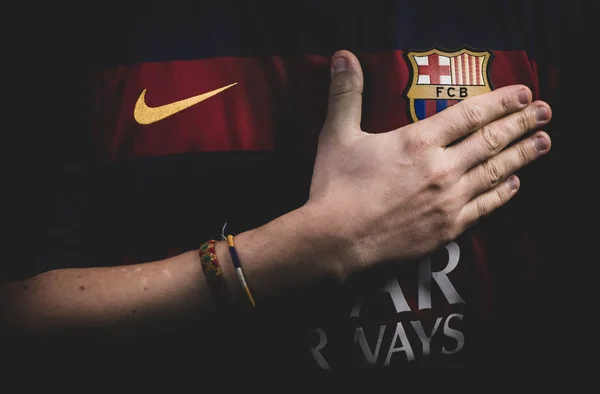 Франція - 21 січня 2020. - Фк Барселона, іспанський футбольний клуб, логотип на майці — стокове фото
