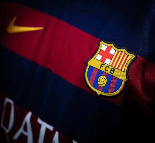 Francie - 21. ledna2020. - Fc Barcelona, španělský fotbalový klub, logo na dresu — Stock fotografie