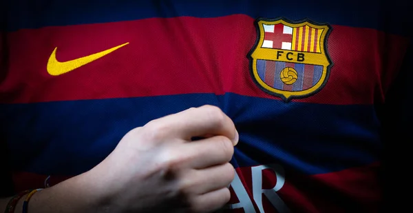 Francie - 21. ledna2020. - Fc Barcelona, španělský fotbalový klub, logo na dresu — Stock fotografie