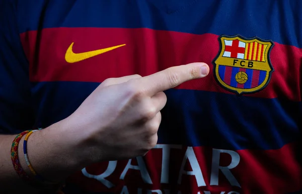 FRANÇA - JANEIRO 21, 2020. - FC Barcelona, clube de futebol espanhol, logotipo na camisa — Fotografia de Stock