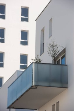 Modern beton balkon mavi gökyüzünde kesilmiş.