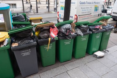 Paris, 4 Şubat 2020. Atık yakma alanlarının kapatılmasından sonra Paris 'te çöp birikmesi