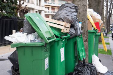 Paris, 4 Şubat 2020. Atık yakma alanlarının kapatılmasından sonra Paris 'te çöp birikmesi