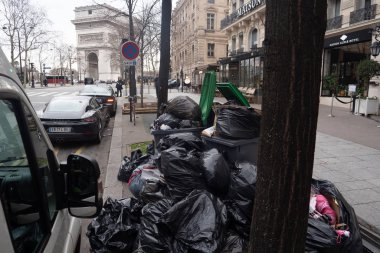 Paris, 4 Şubat 2020. Atık yakma alanlarının kapatılmasından sonra Paris 'te çöp birikmesi