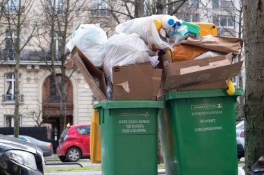 Paris, 4 Şubat 2020. Atık yakma alanlarının kapatılmasından sonra Paris 'te çöp birikmesi