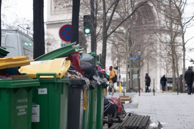Paris, 4 Şubat 2020. Atık yakma alanlarının kapatılmasından sonra Paris 'te çöp birikmesi