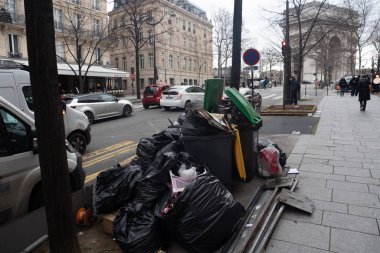 Paris, 4 Şubat 2020. Atık yakma alanlarının kapatılmasından sonra Paris 'te çöp birikmesi