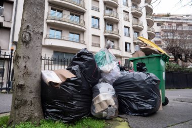 Paris, 4 Şubat 2020. Atık yakma alanlarının kapatılmasından sonra Paris 'te çöp birikmesi
