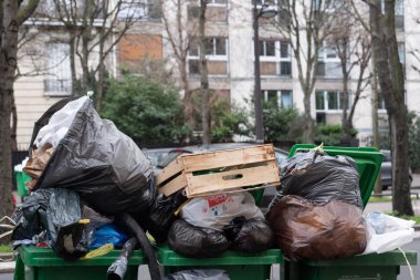 Paris, 4 Şubat 2020. Atık yakma alanlarının kapatılmasından sonra Paris 'te çöp birikmesi