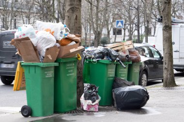 Paris, 4 Şubat 2020. Atık yakma alanlarının kapatılmasından sonra Paris 'te çöp birikmesi