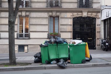 Paris, 4 Şubat 2020. Atık yakma alanlarının kapatılmasından sonra Paris 'te çöp birikmesi