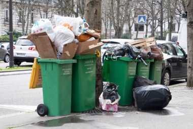 Paris, 4 Şubat 2020. Atık yakma alanlarının kapatılmasından sonra Paris 'te çöp birikmesi