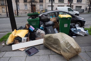 Paris, 4 Şubat 2020. Atık yakma alanlarının kapatılmasından sonra Paris 'te çöp birikmesi