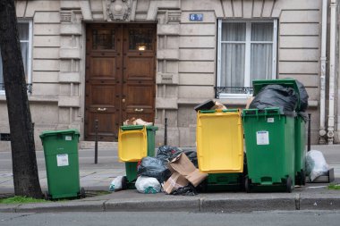 Paris, 4 Şubat 2020. Atık yakma alanlarının kapatılmasından sonra Paris 'te çöp birikmesi
