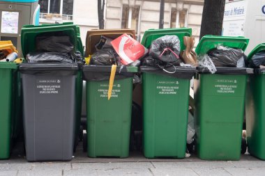 Paris, 4 Şubat 2020. Atık yakma alanlarının kapatılmasından sonra Paris 'te çöp birikmesi