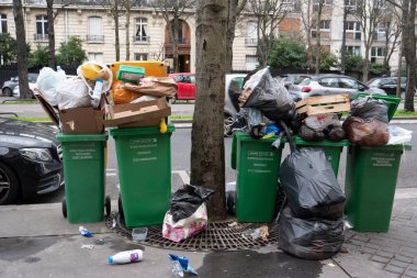Paris, 4 Şubat 2020. Atık yakma alanlarının kapatılmasından sonra Paris 'te çöp birikmesi