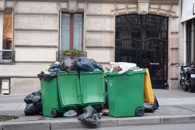 Paris, 4 Şubat 2020. Atık yakma alanlarının kapatılmasından sonra Paris 'te çöp birikmesi