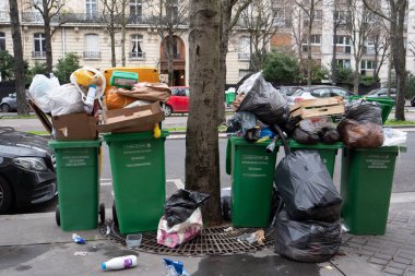 Paris, 4 Şubat 2020. Atık yakma alanlarının kapatılmasından sonra Paris 'te çöp birikmesi