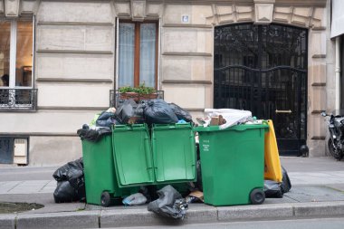 Paris, 4 Şubat 2020. Atık yakma alanlarının kapatılmasından sonra Paris 'te çöp birikmesi