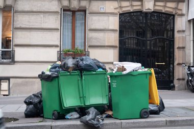 Paris, 4 Şubat 2020. Atık yakma alanlarının kapatılmasından sonra Paris 'te çöp birikmesi